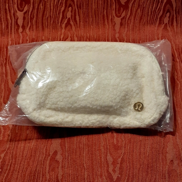 Lululemon Everywhere Athletica Fleece Belt Bag Ivory Trench Fanny Pack NWT - Picture 2 of 13